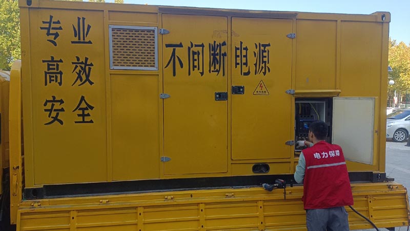 荣成柴油发电机组和UPS电源配合使用时，如何避免切换过程中的电力中断？